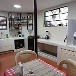 Casa Amplia Con Habitaciones Luminosas En Av. Principal