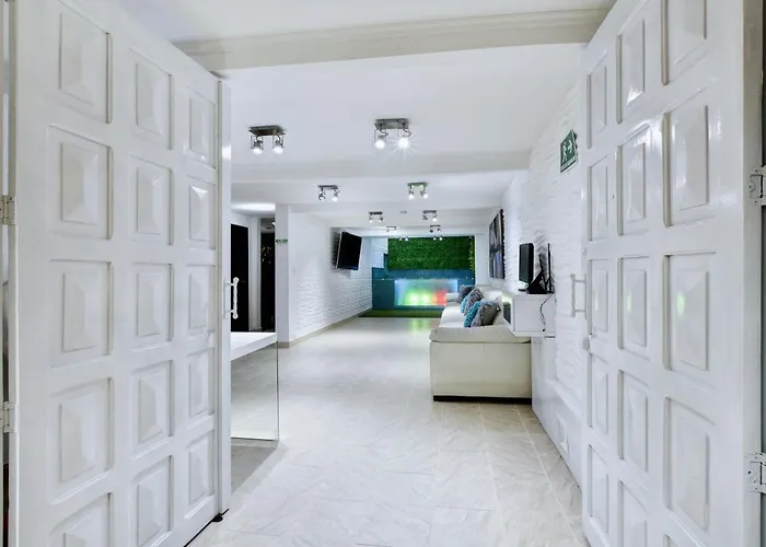 Villa Roma Parque Lleras Adults Only