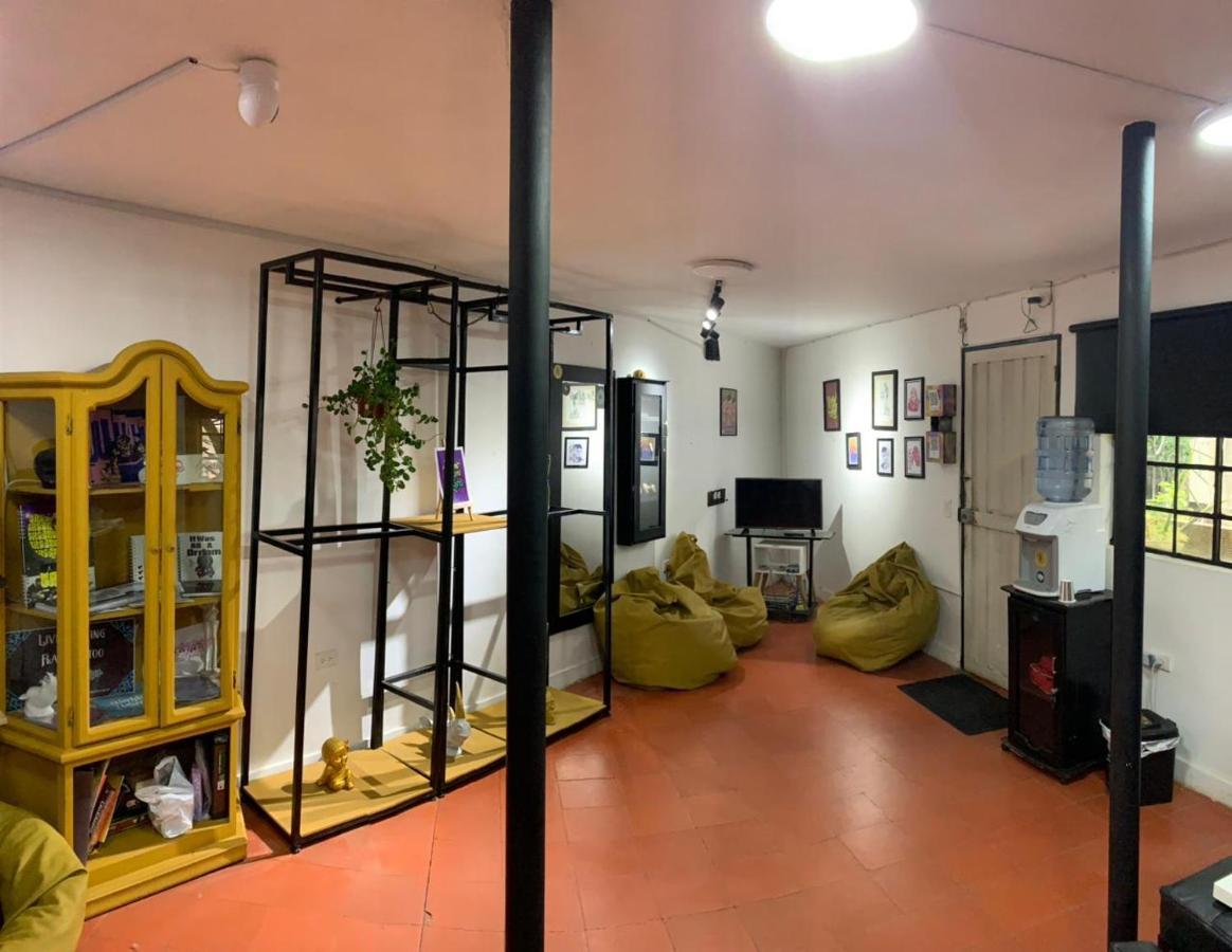 Homestay Casa Amplia Con Luminosas En Av. Principal