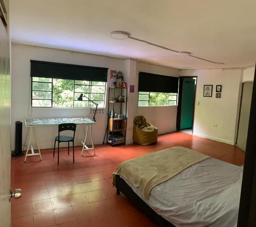 Casa Amplia Con Luminosas En Av. Principal