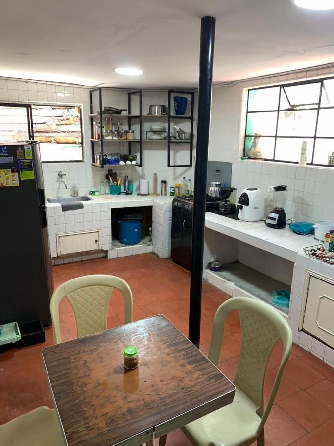 Homestay Casa Amplia Con Luminosas En Av. Principal Medellin