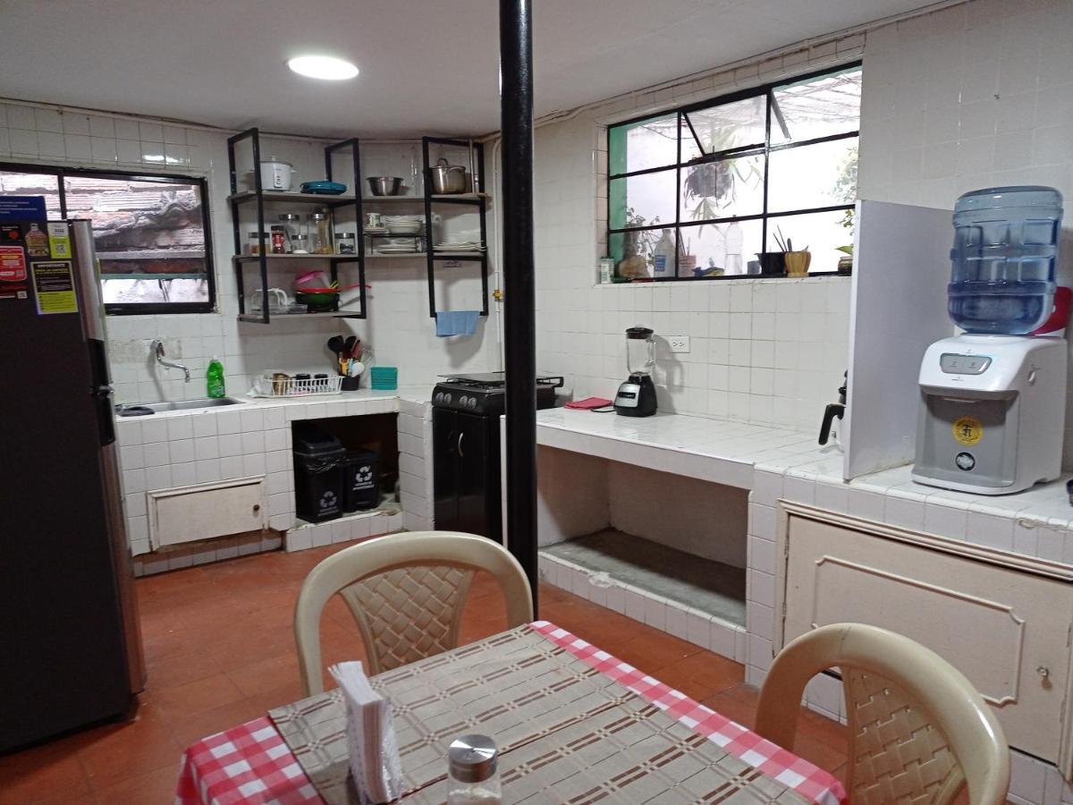 Homestay Casa Amplia Con Luminosas En Av. Principal