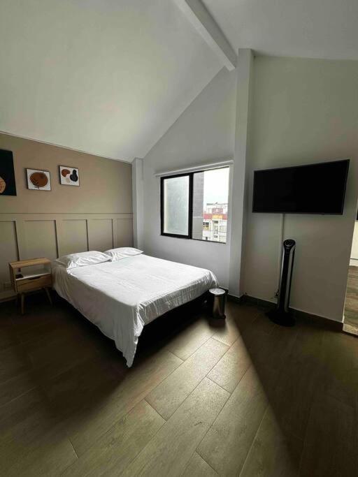 Penthouse W/ Jacuzzi In Lleras Park Apartment *