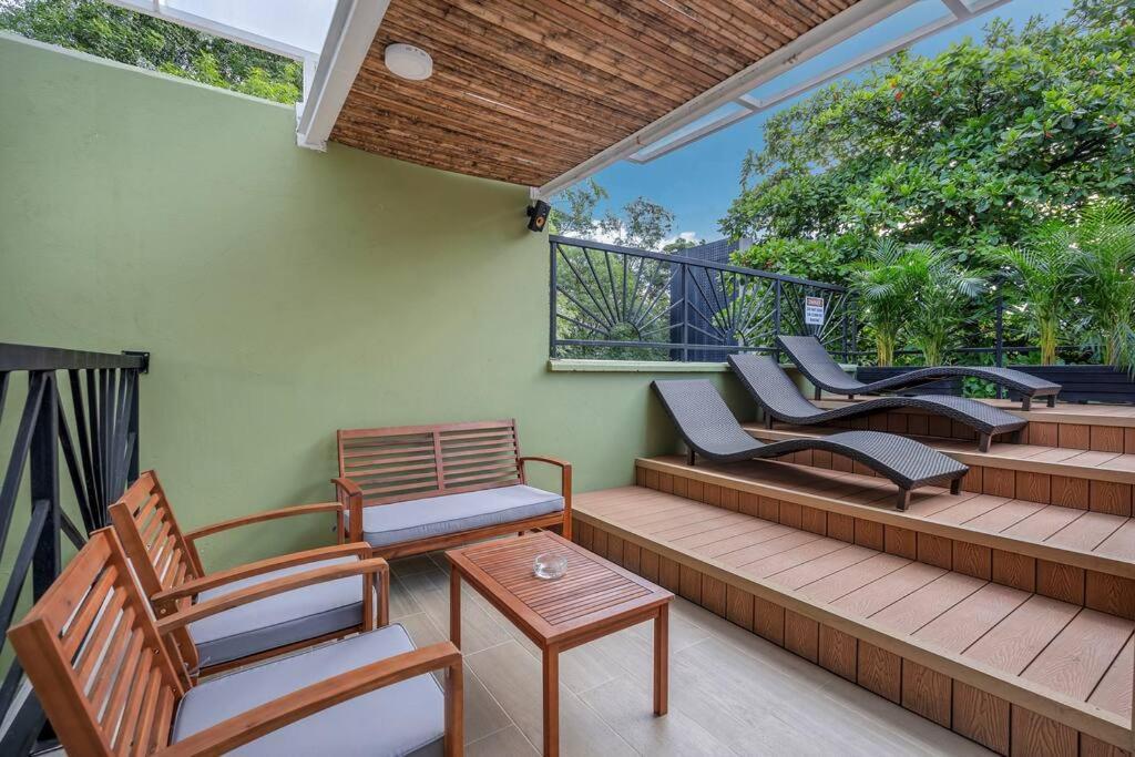 Nowa Provenza 3-story With Pool & Rooftop Villa Medellin