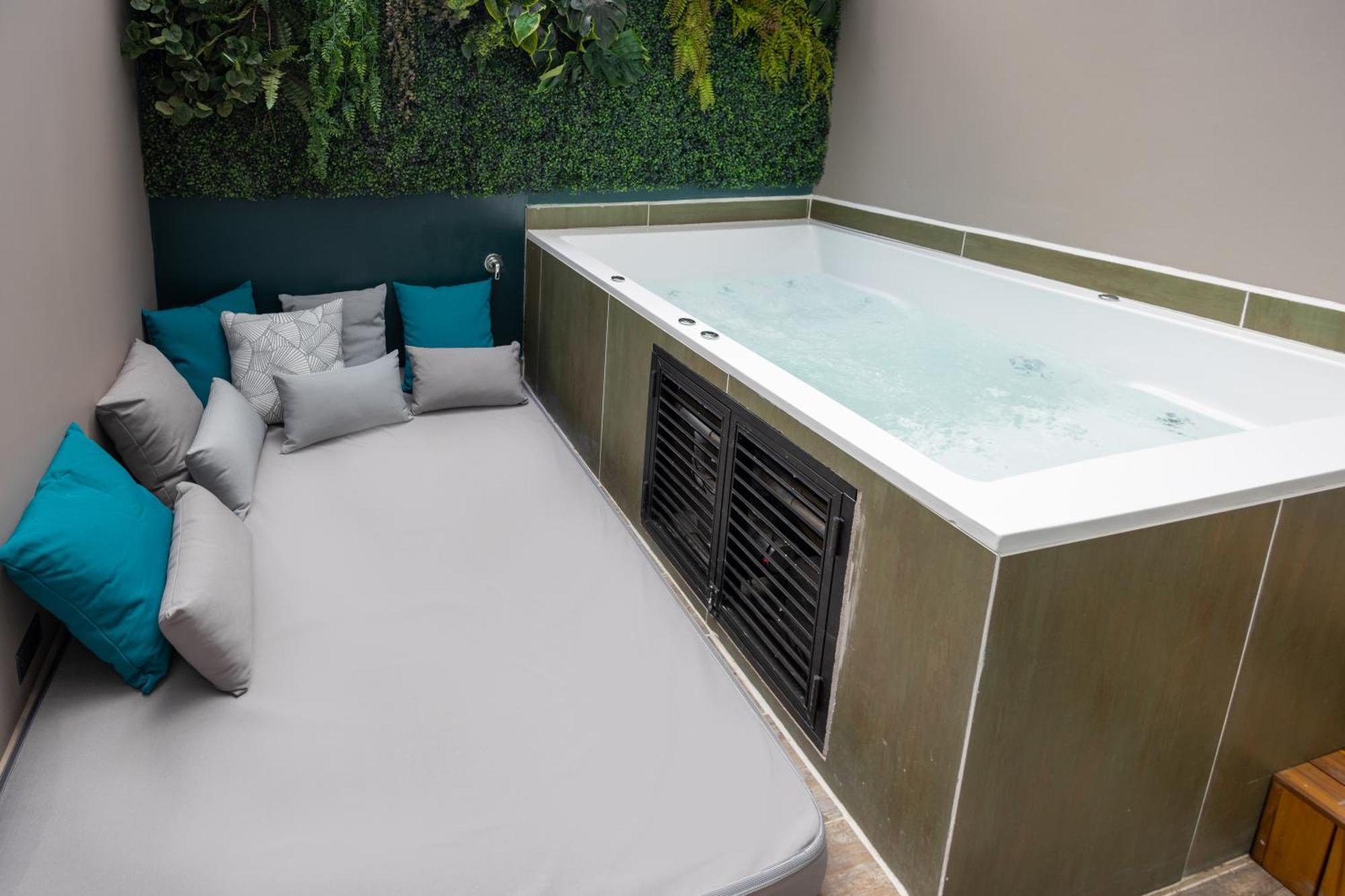 Glow 4* Medellín