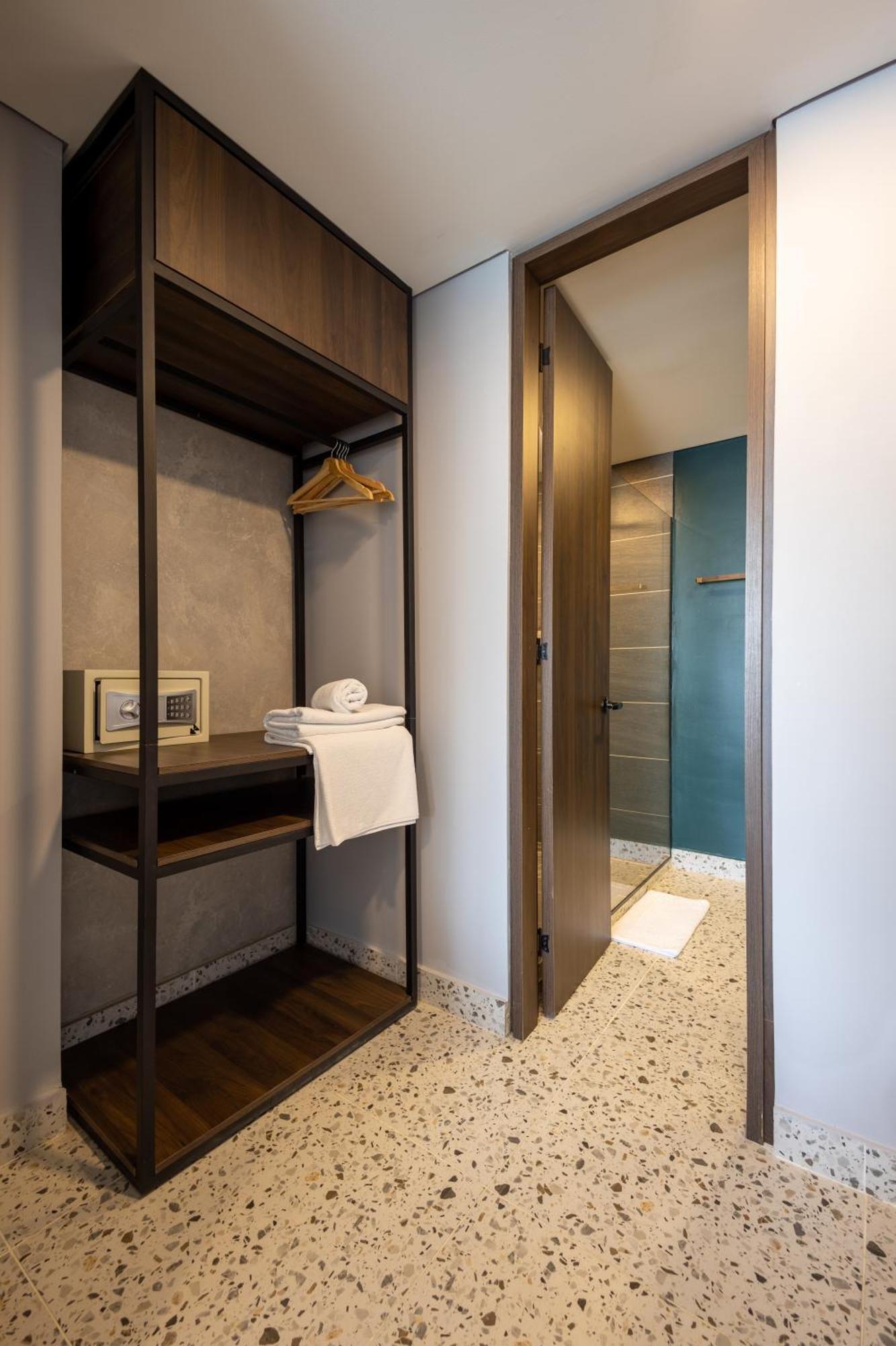 Glow 4* Medellín