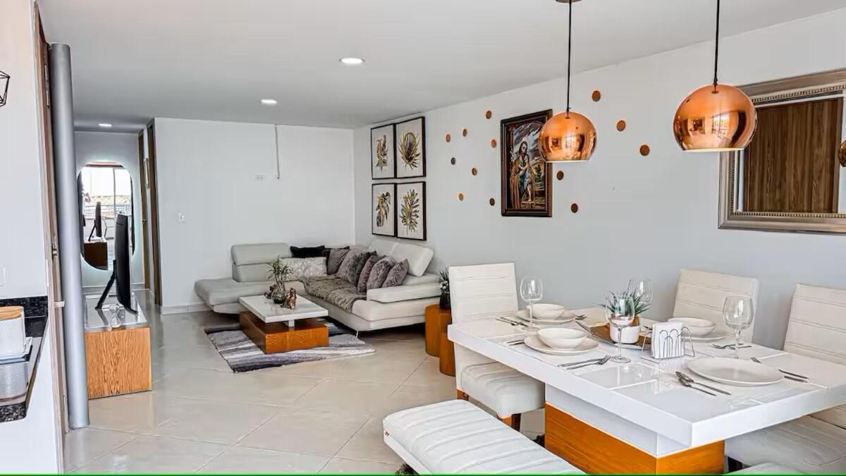 De Lujo-parking-15 Minutes Provence Apartment Medellin