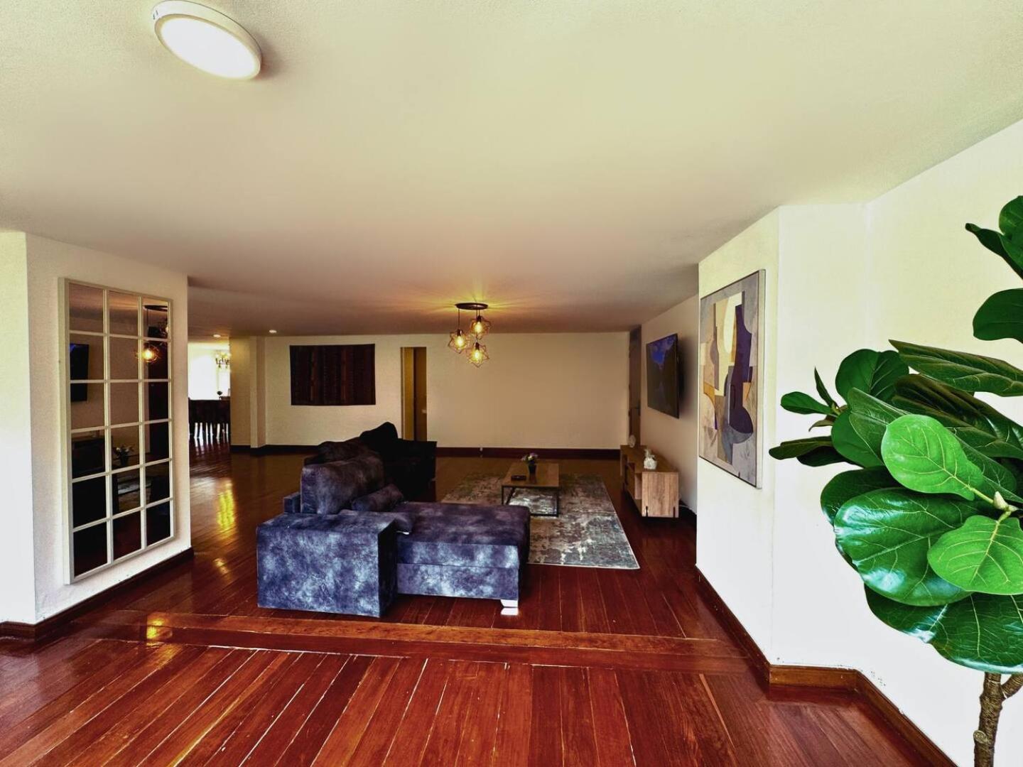 Apartment 5br 2,497 Sqft Pool By El Tesoro Mall