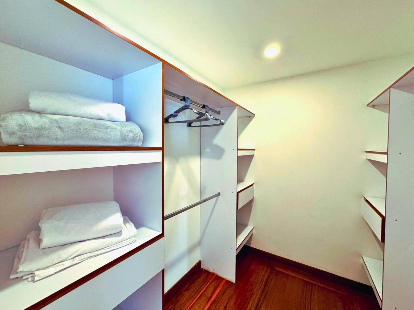 Apartment 5br 2,497 Sqft Pool By El Tesoro Mall