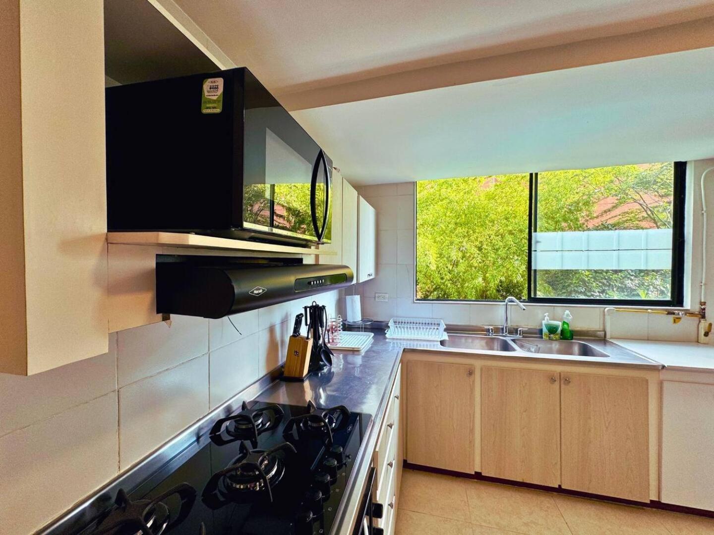 Apartment 5br 2,497 Sqft Pool By El Tesoro Mall *