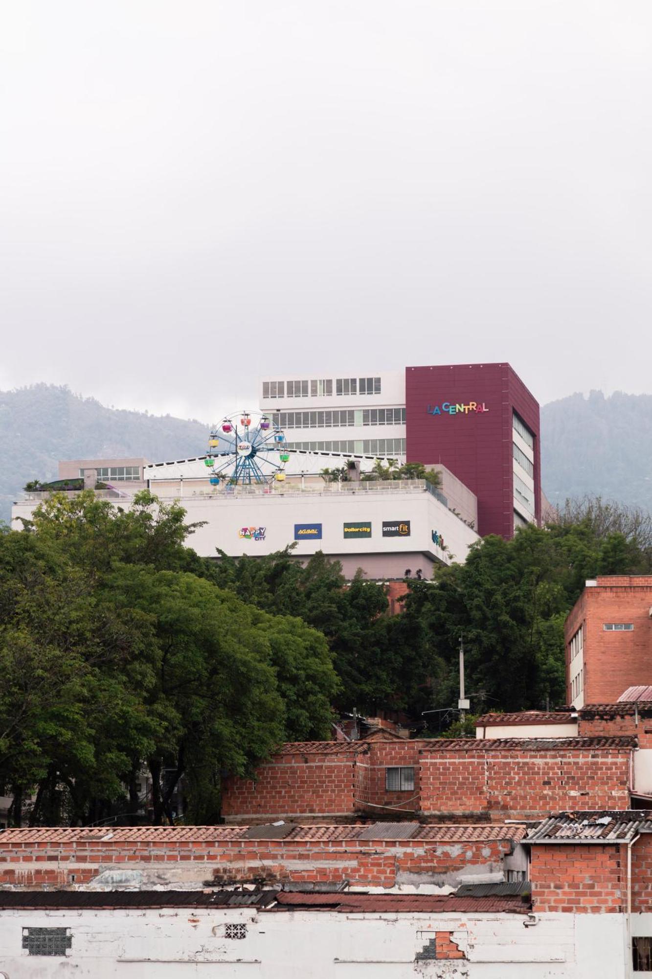 Hotel Bajo La Luna *