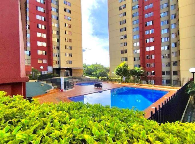 Zona Rosa De Medellin, Ubicacion Cerca De Centros Comerciales Y Tranvia Del Metro Medellin