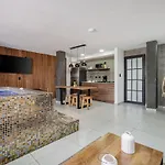 Nowa Arya Ph - Huge Hot Tub & Ac Steps From Lleras Park