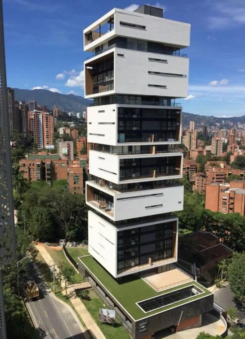 Energy Living 804 - New Luxury Apt, Huge Balcony *