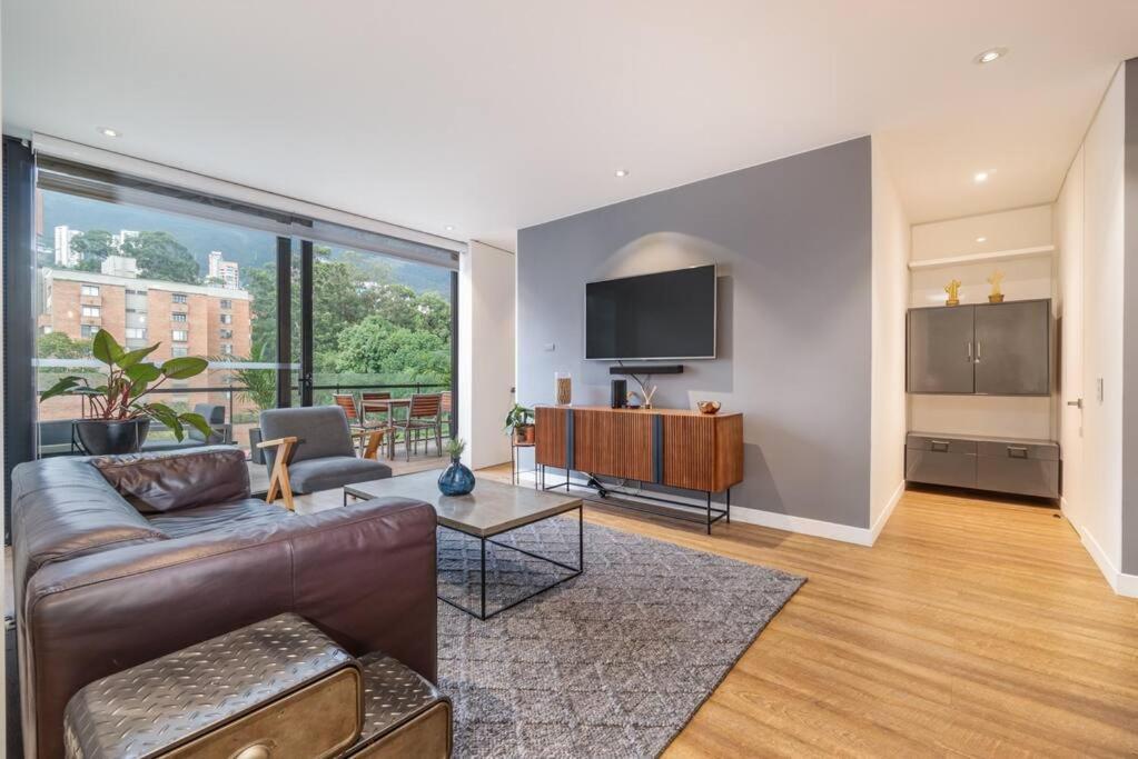 Energy Living 804 - New Luxury Apt, Huge Balcony Apartment