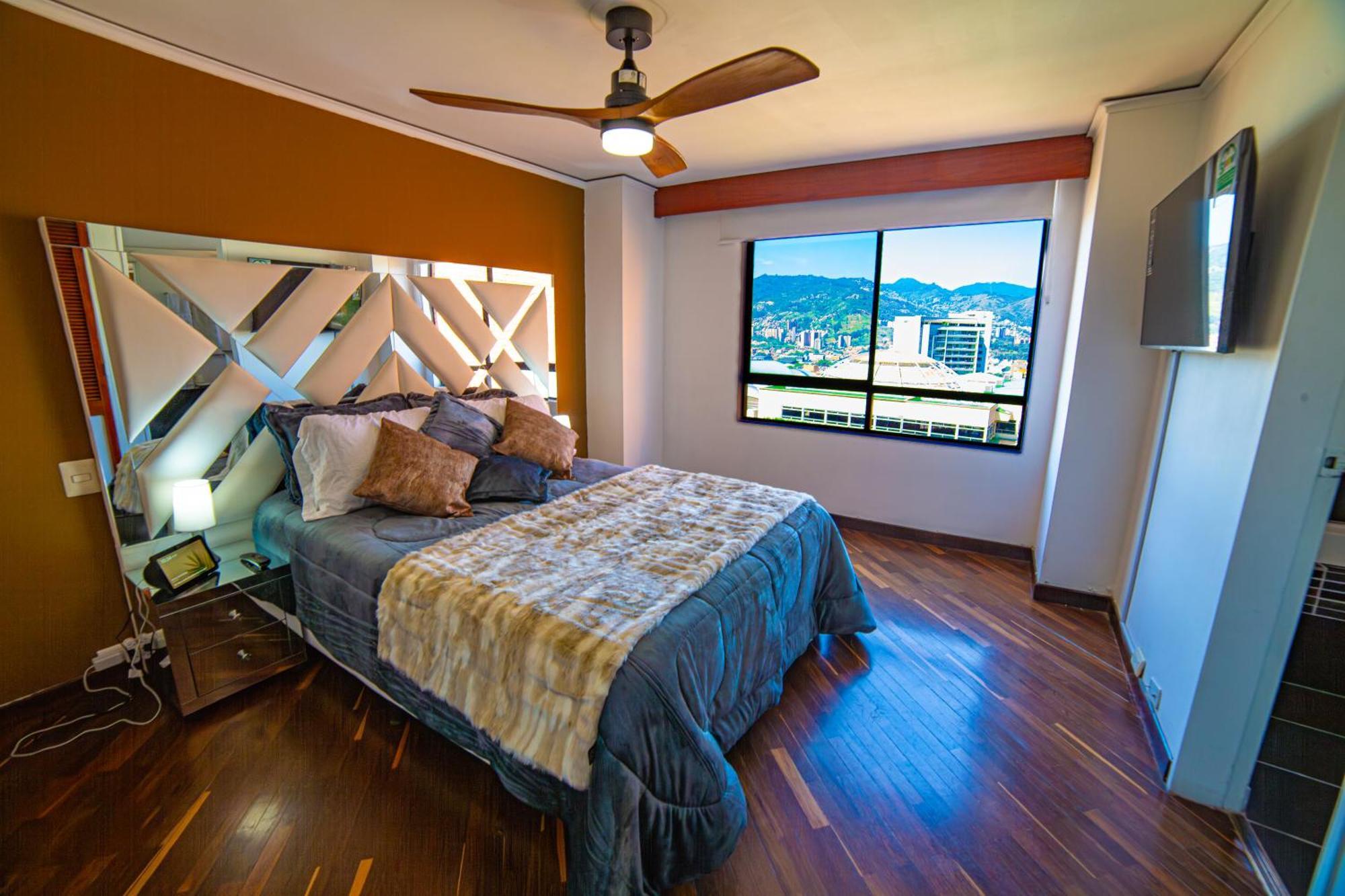 Floor W/balcony In El Poblado Apartment Medellin