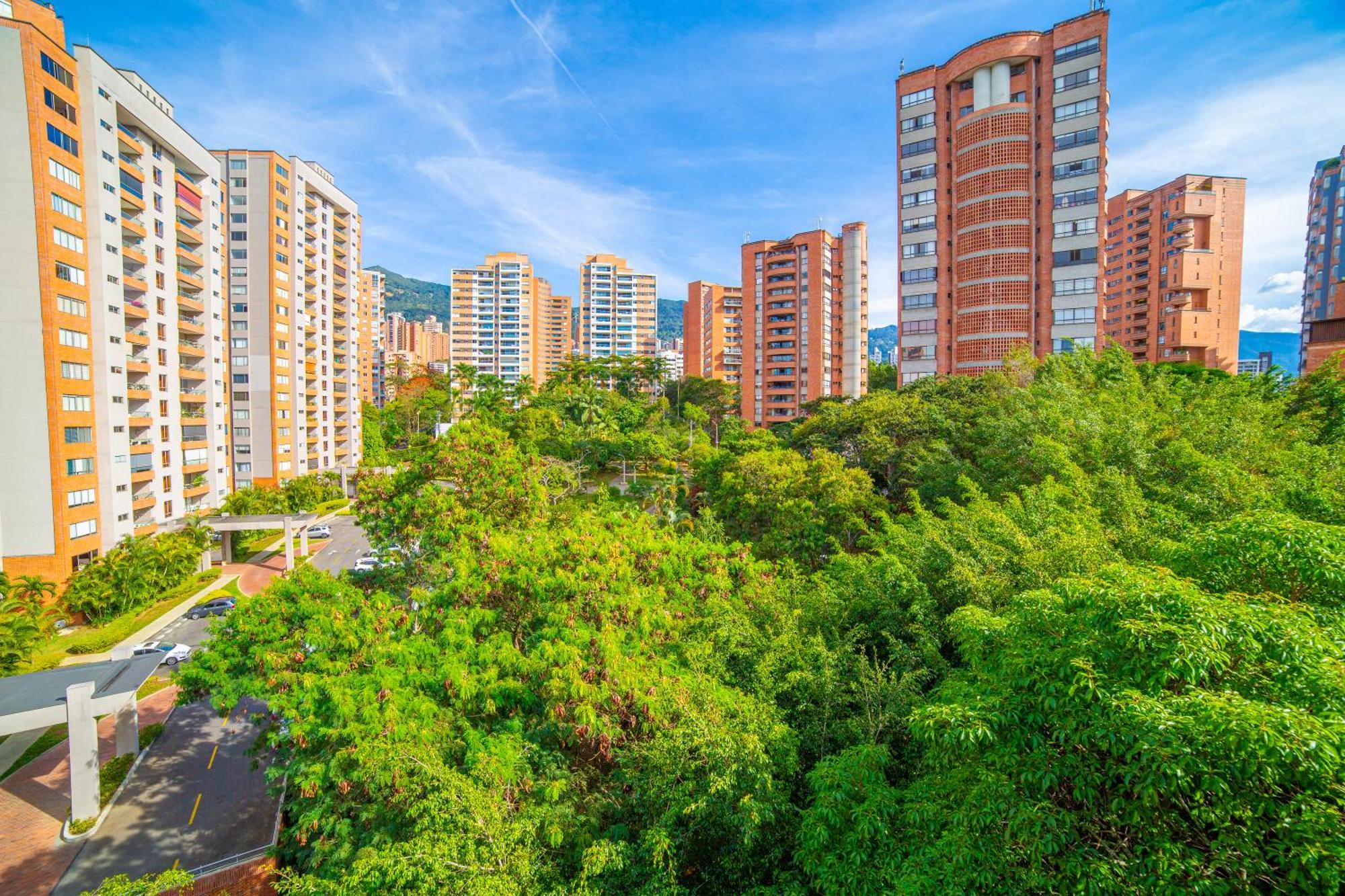 Floor W/balcony In El Poblado Apartment Medellin