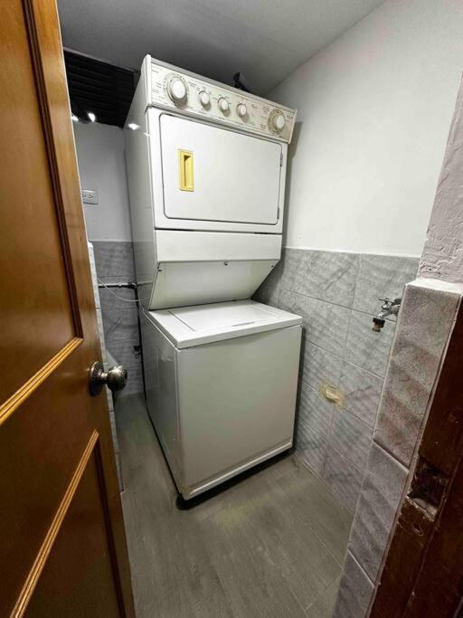 Penthouse W/ Jacuzzi In Lleras Park Apartment *