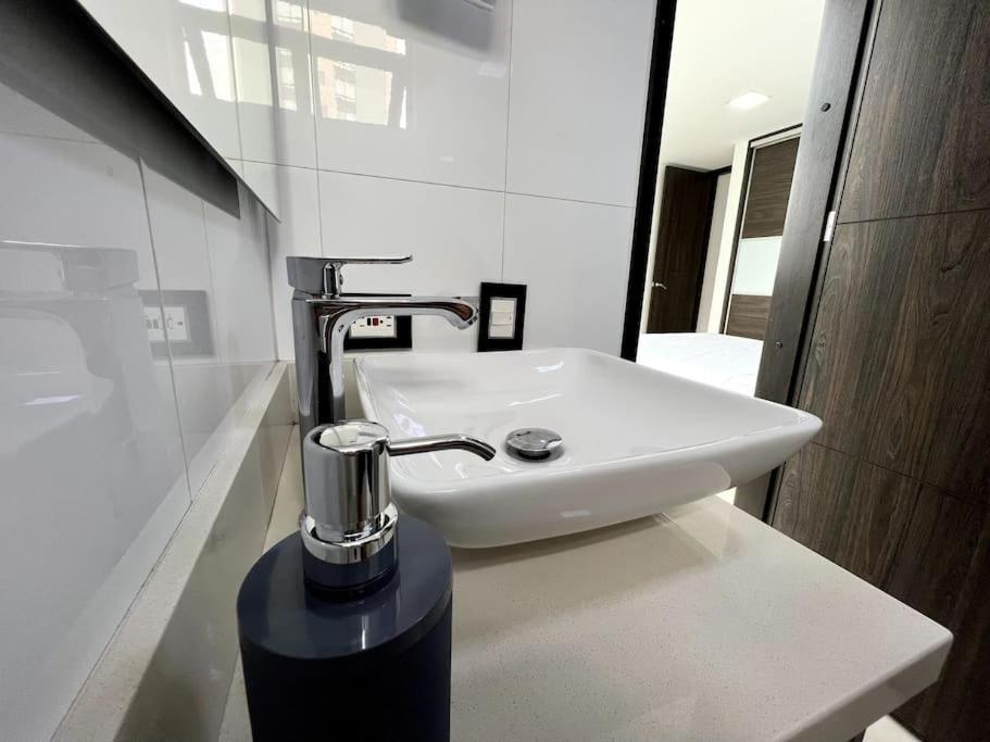 701, Beautiful In Heart Of El Poblado + View! * Medellin