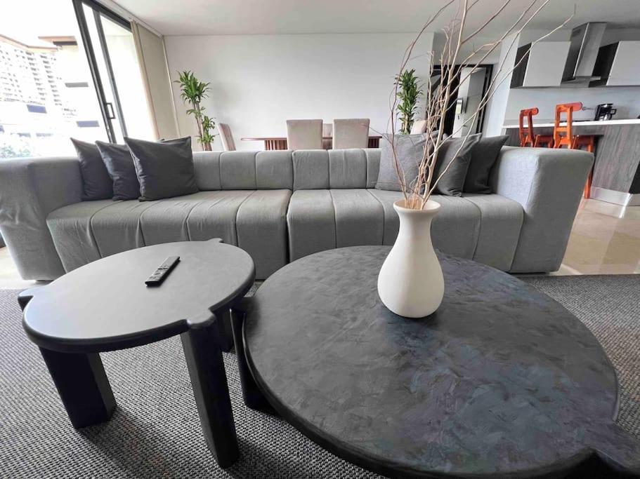 Apartment 701, Beautiful In Heart Of El Poblado + View!