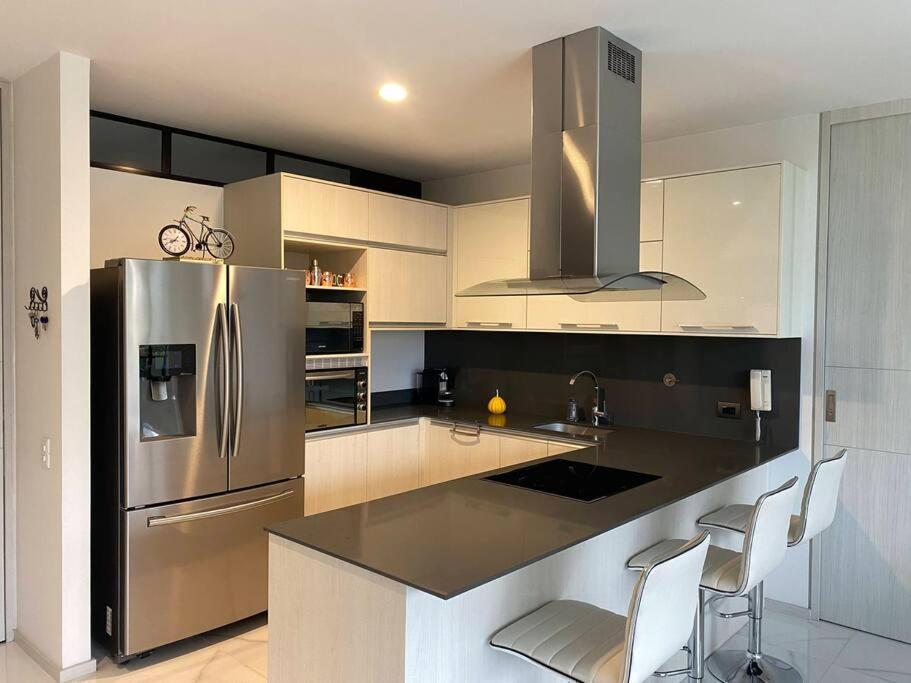 Luxury Apt! Guest Friendly! Great Location! Jacuzzi, Gym, Security!