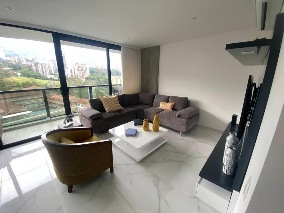 Apartment Luxury Apt! Guest Friendly! Great Location! Jacuzzi, Gym, Security!