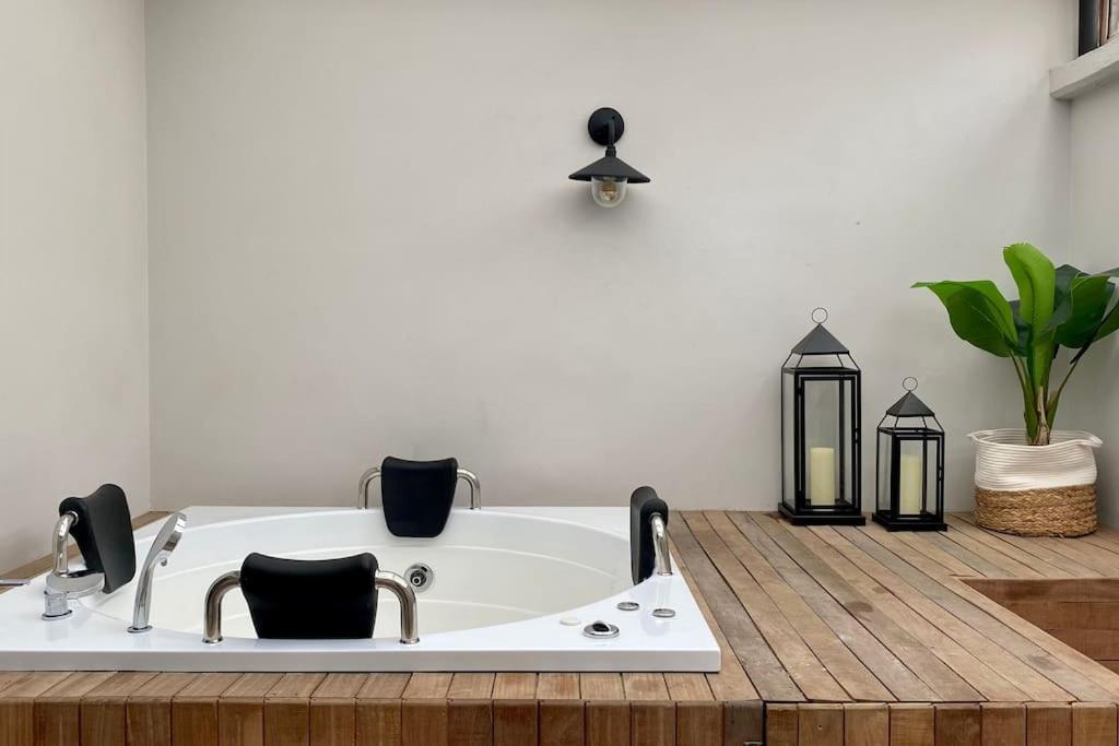 Adorable With Private Jacuzzi In Lleras And Provenza *