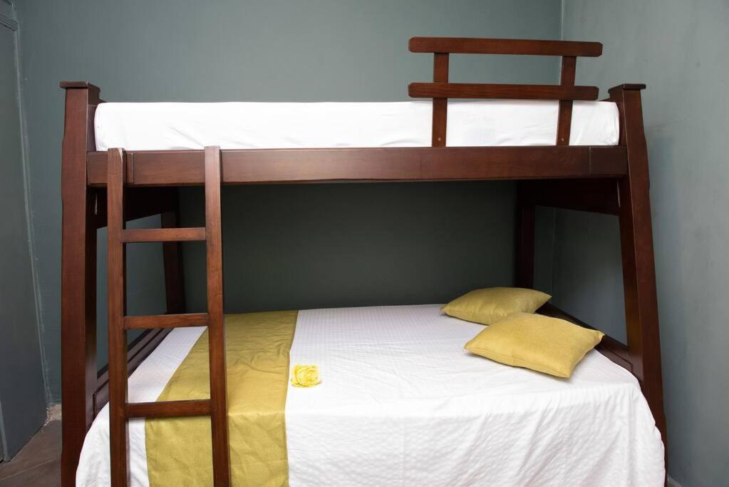 Apartment Pleasant House 20 People In Laureles *