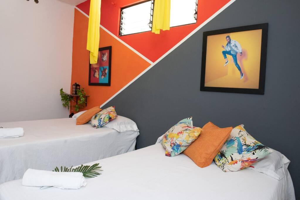 Pleasant House 20 People In Laureles * Medellin