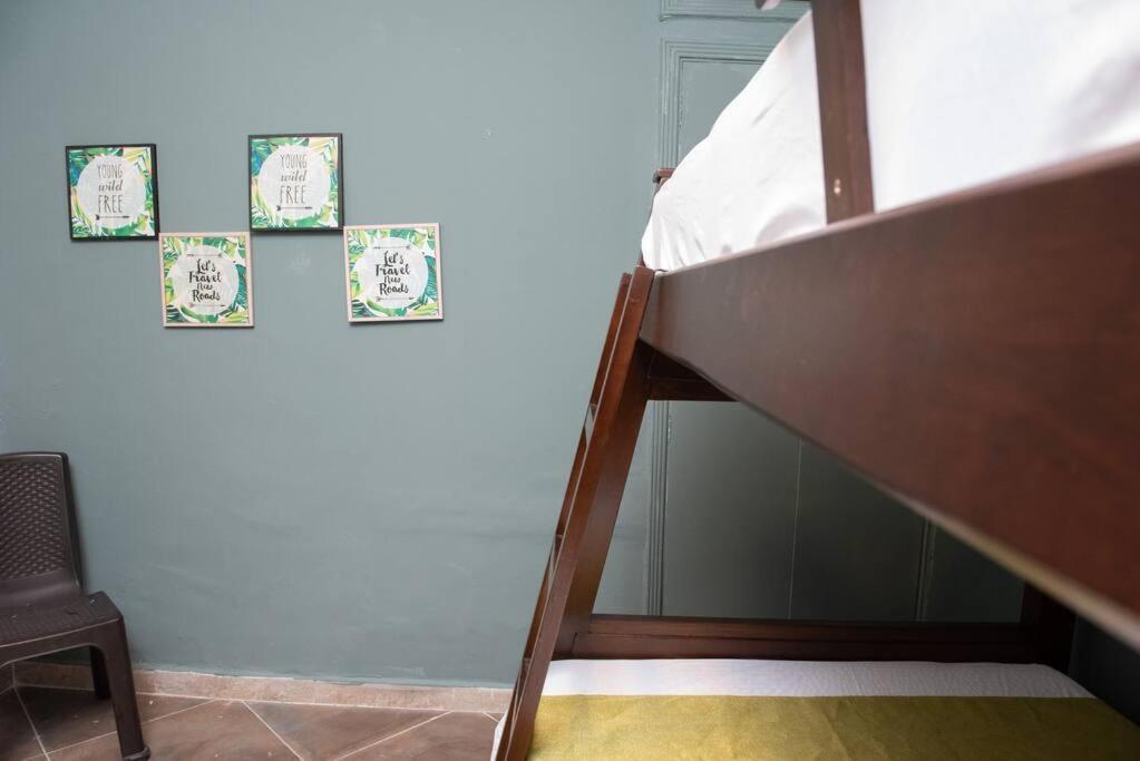 Pleasant House 20 People In Laureles * Medellin