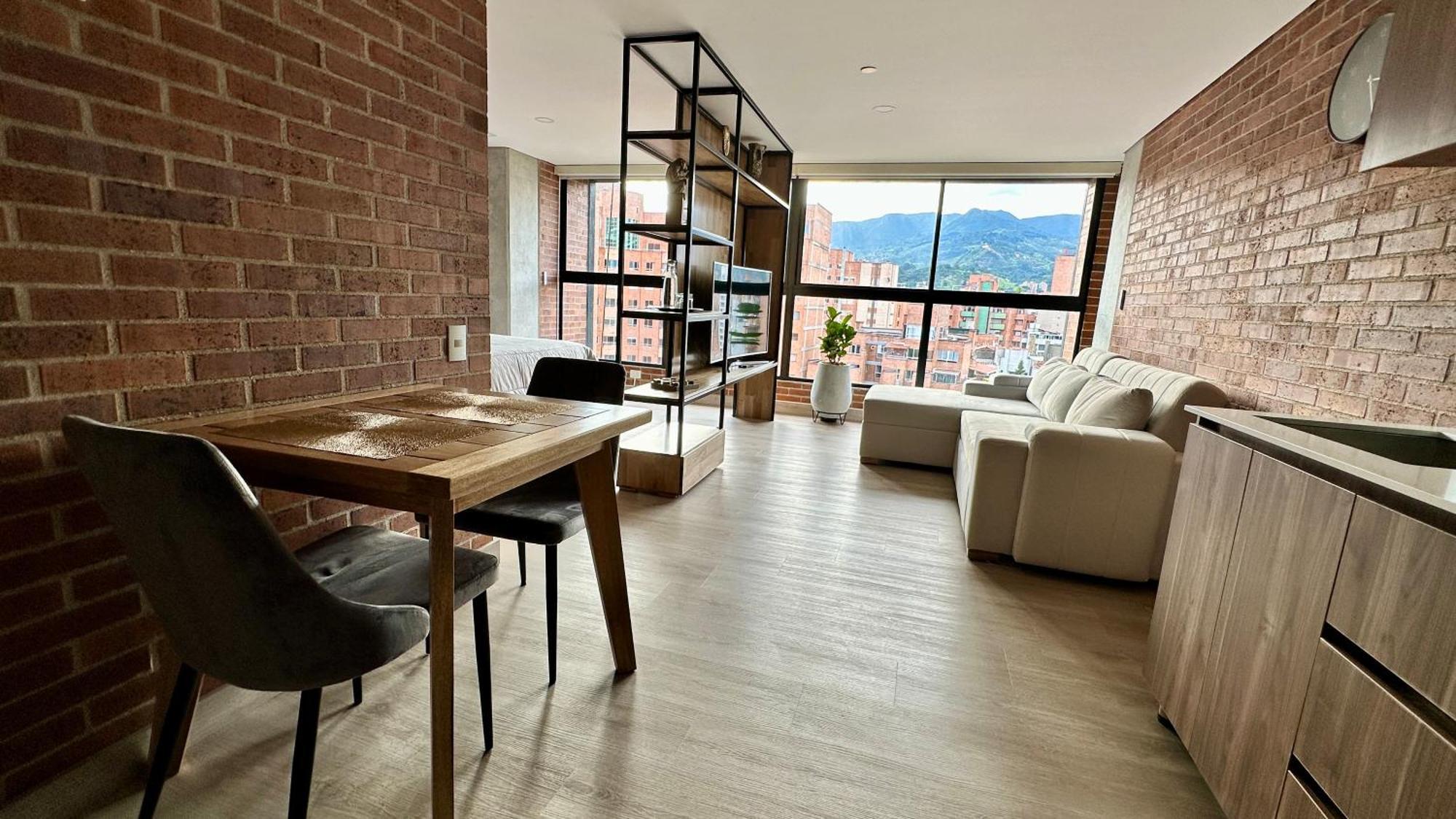 Apartment Prime Location In Laureles With Ac & View *