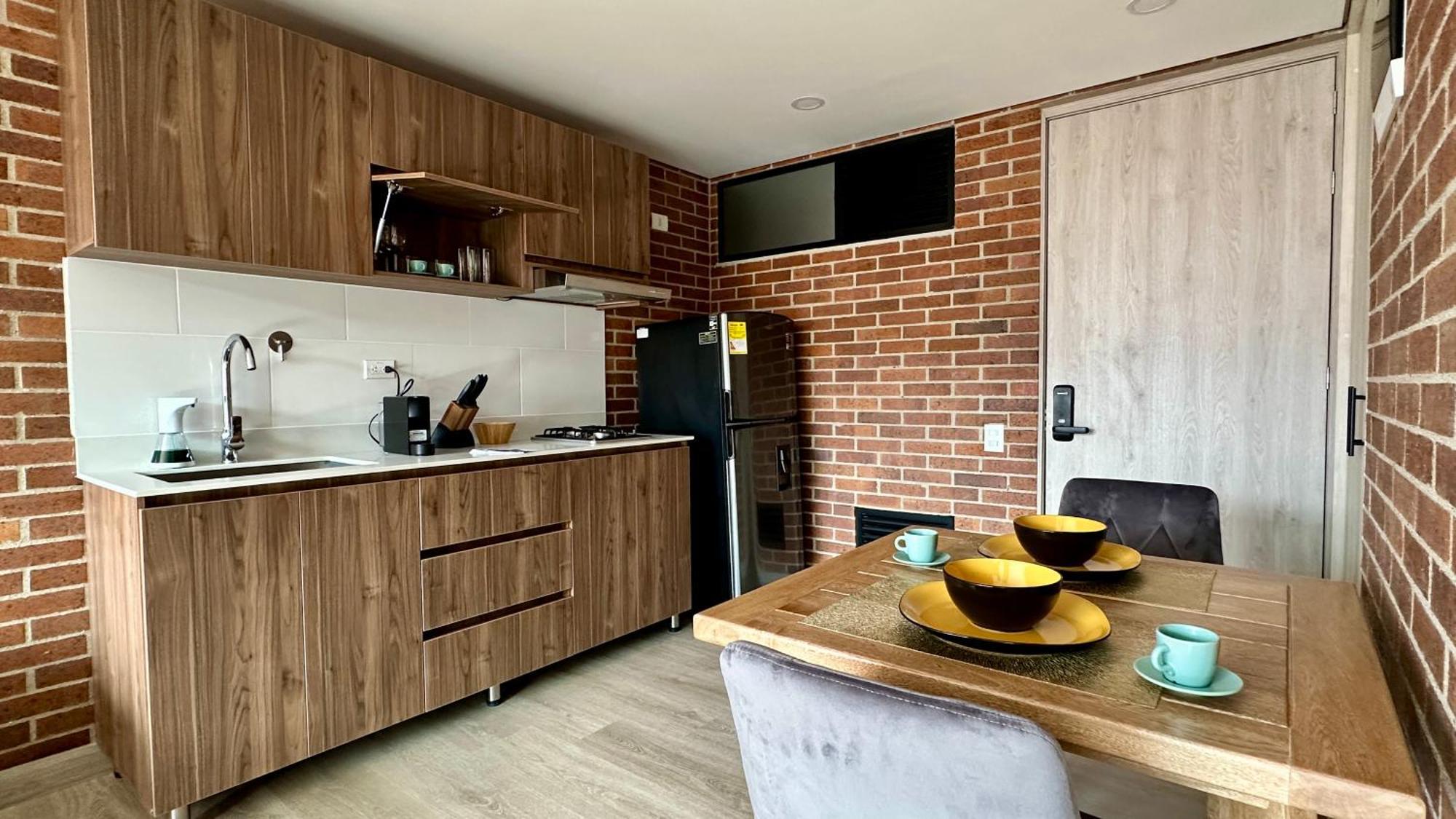 Apartment Prime Location In Laureles With Ac & View
