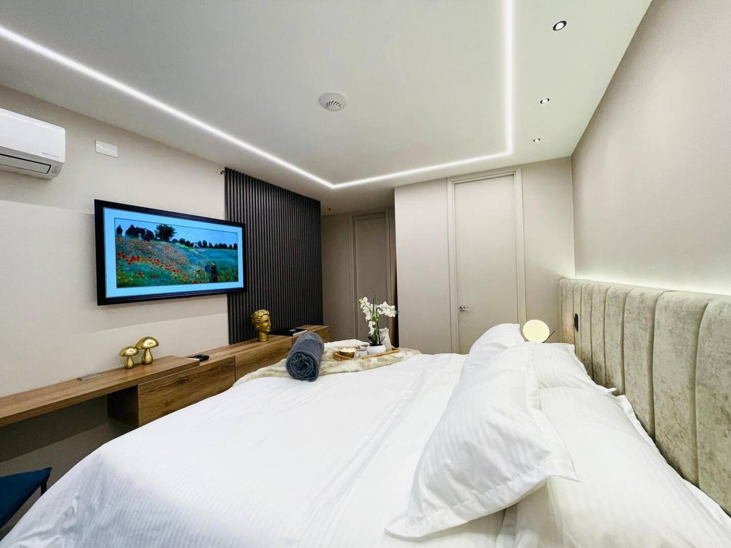 Apartment 17th Floor 2 Bedrooms Ac Pool & Gym 1704 Medellin