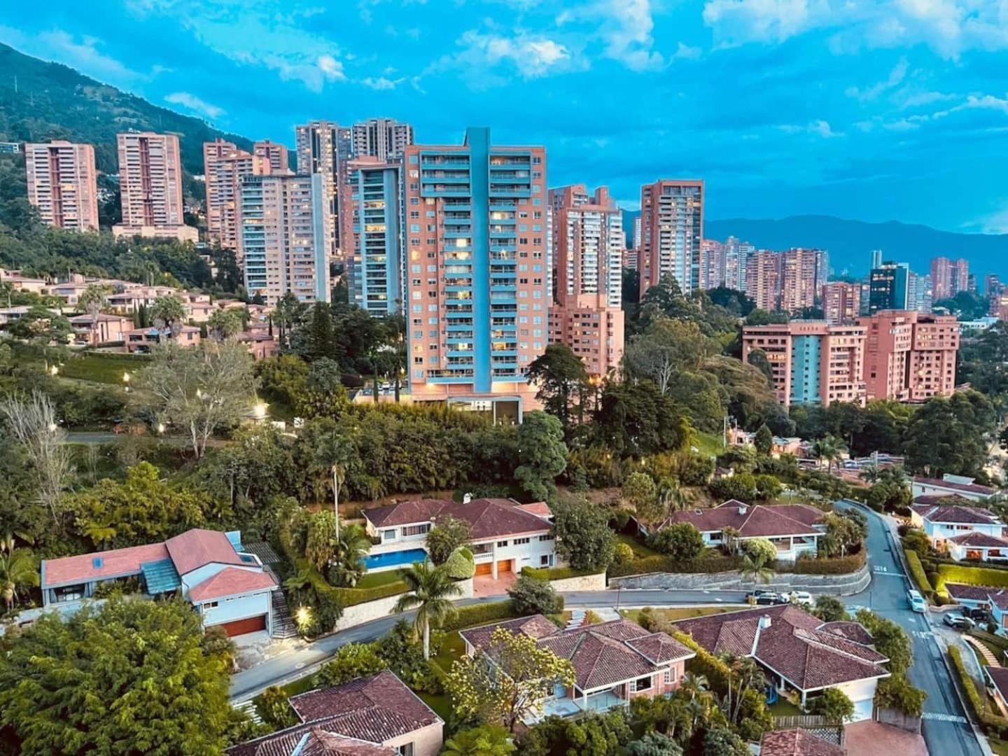 25th Floor Luxury 2 Bedrooms Ac Pool & Gym 2503