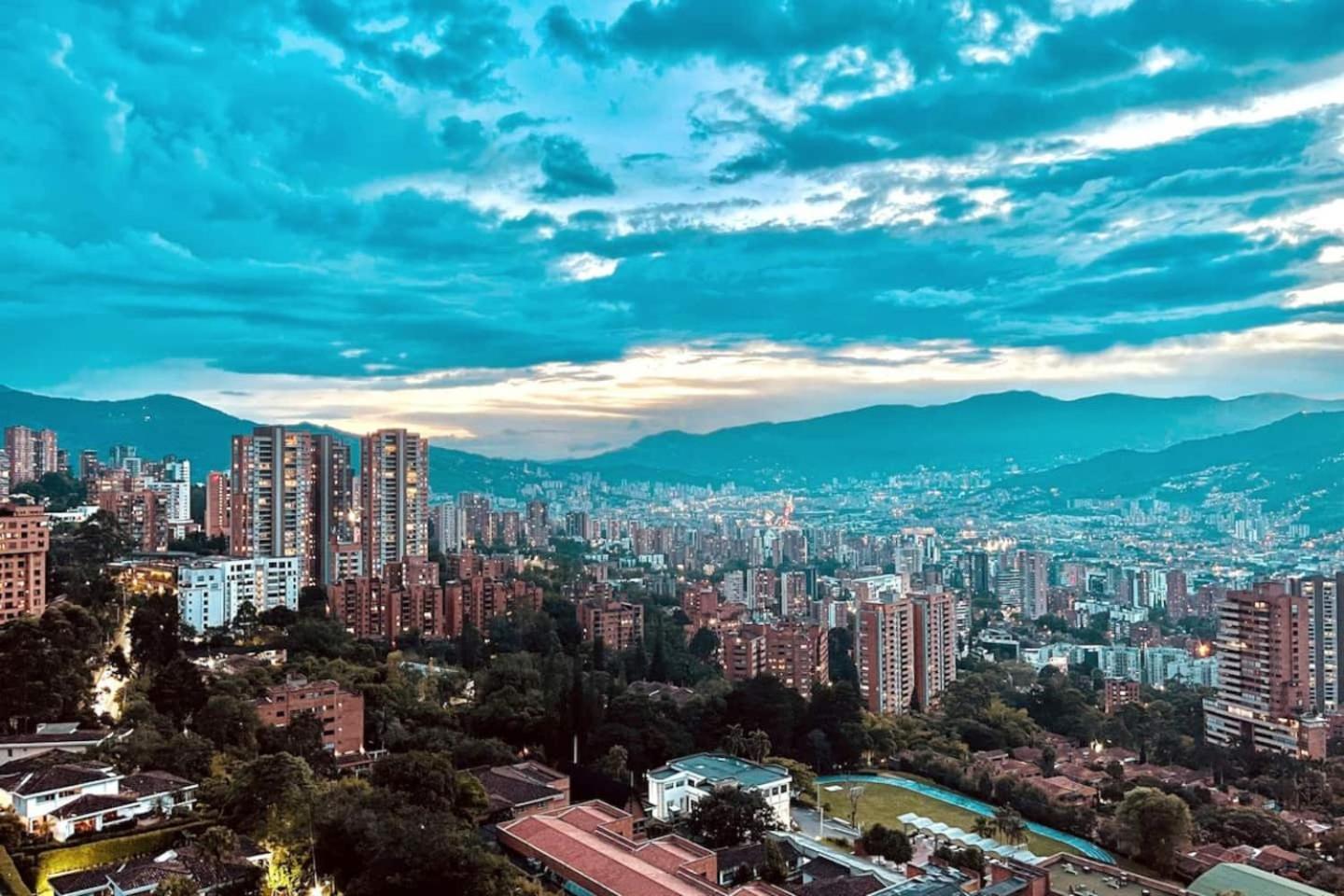 25th Floor Luxury 2 Bedrooms Ac Pool & Gym 2503