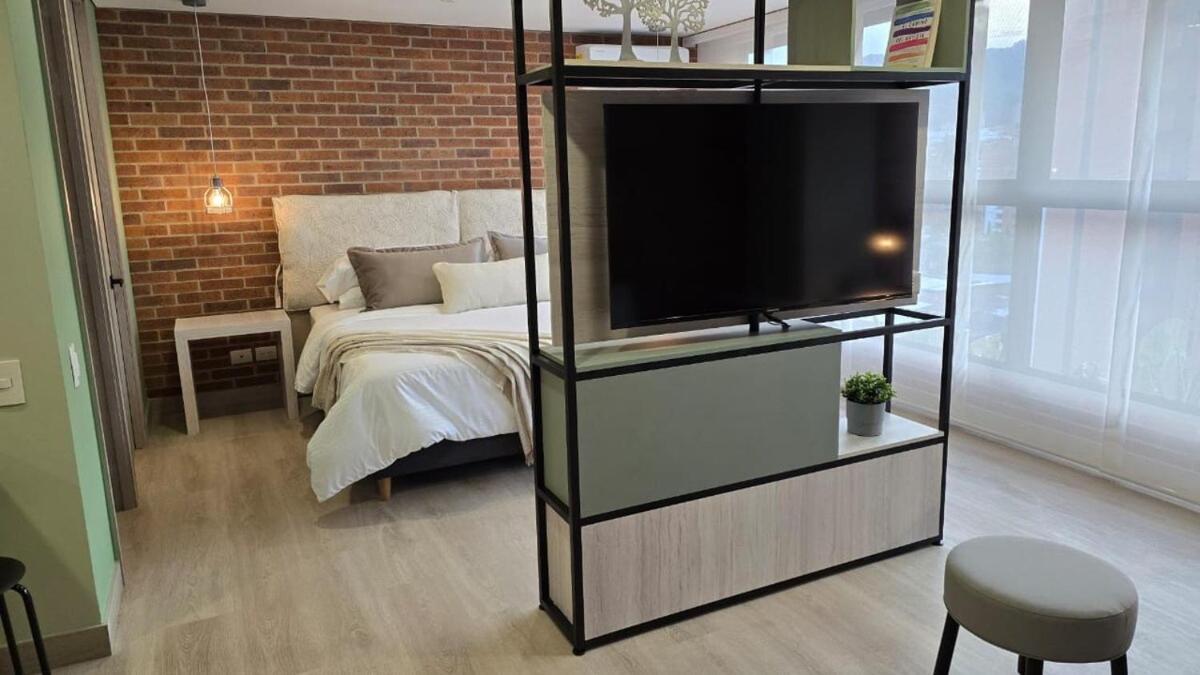 New In Laurels With Air , Loft Type, Giant Tv Apartment *