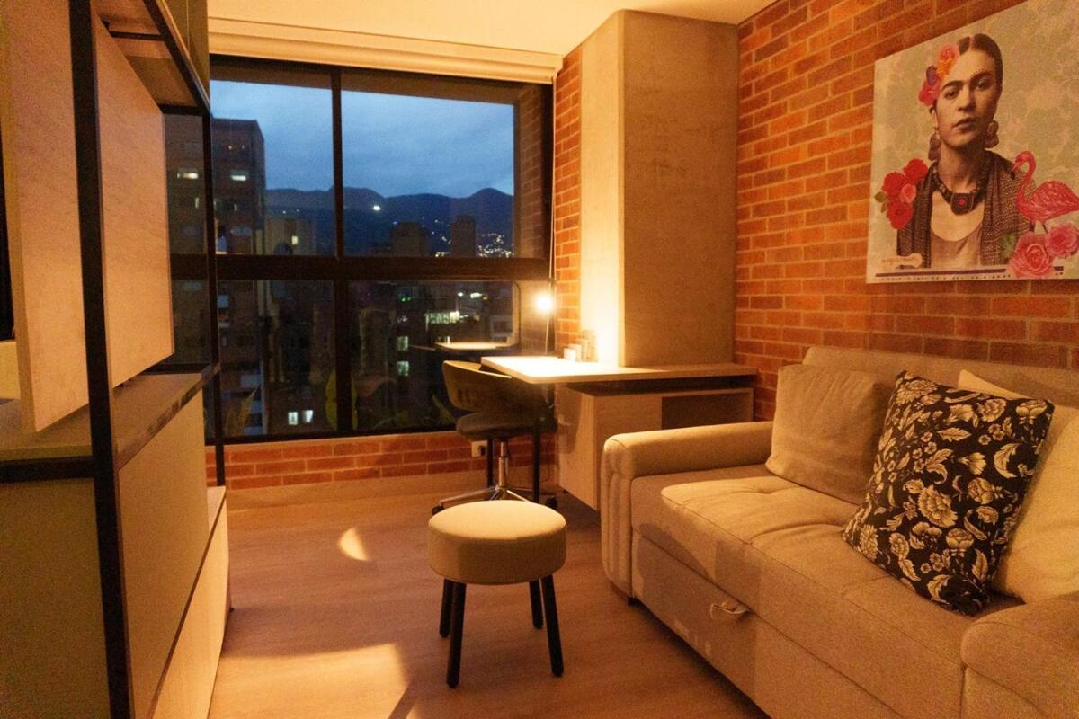 New In Laurels With Air , Loft Type, Giant Tv *