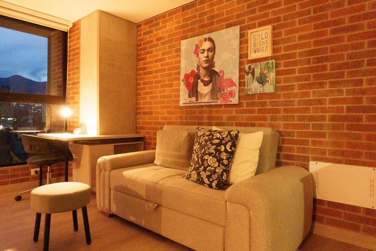 New In Laurels With Air , Loft Type, Giant Tv Apartment *