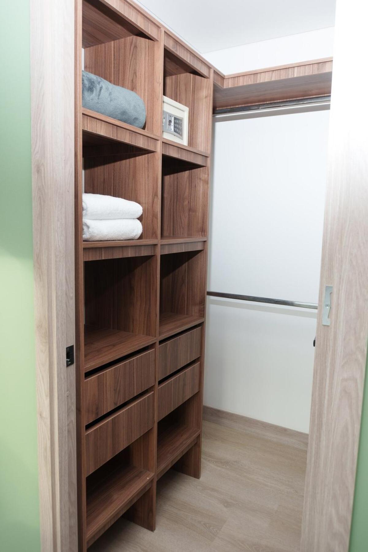 Apartment New In Laurels With Air , Loft Type, Giant Tv *