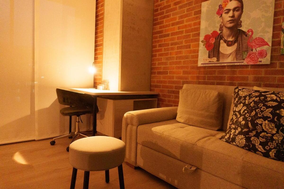 New In Laurels With Air , Loft Type, Giant Tv Apartment