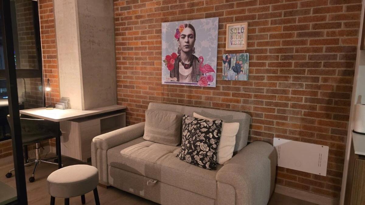 Apartment New In Laurels With Air , Loft Type, Giant Tv *