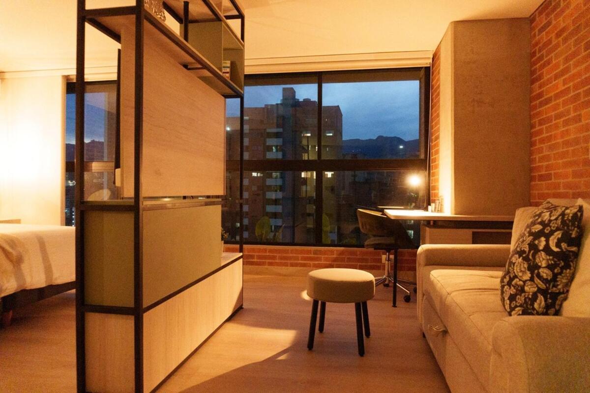 New In Laurels With Air , Loft Type, Giant Tv Apartment Medellin