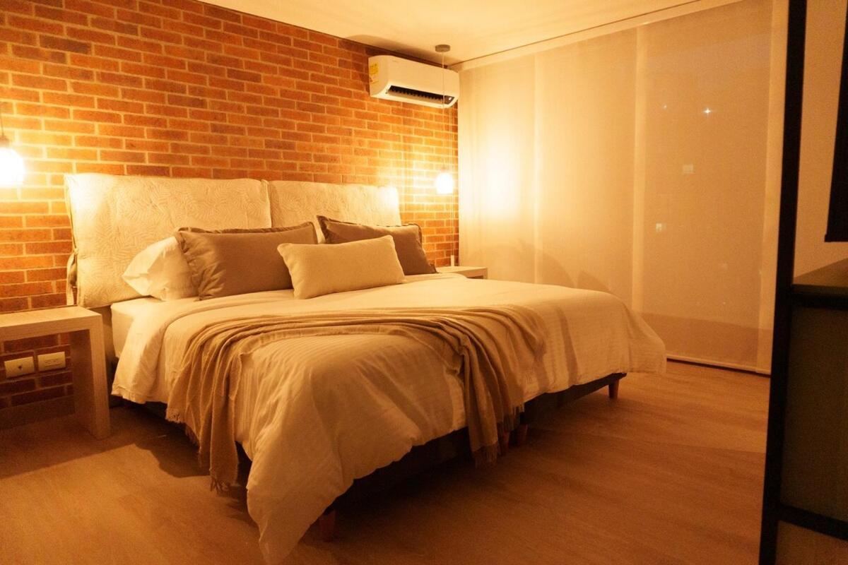 Apartment New In Laurels With Air , Loft Type, Giant Tv *