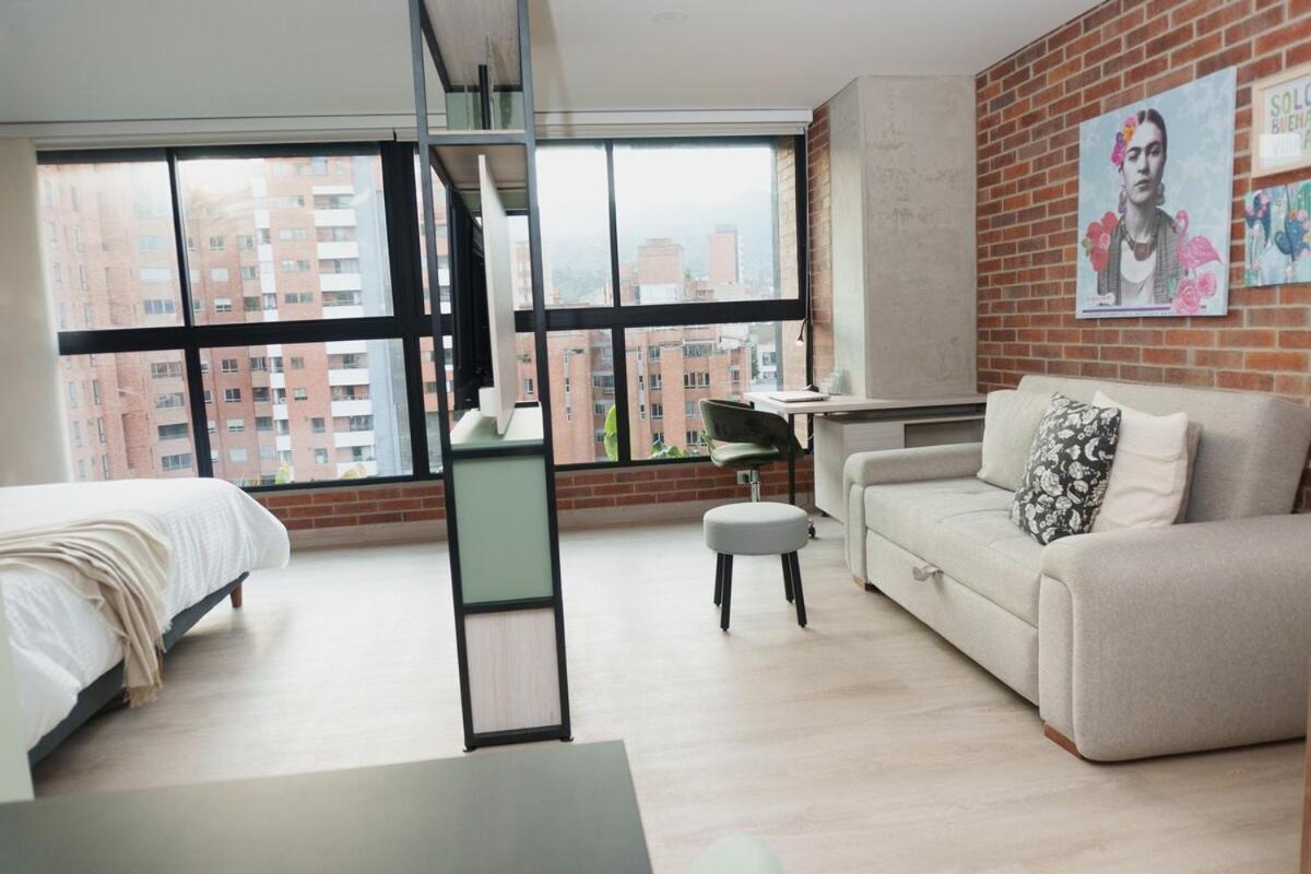 New In Laurels With Air , Loft Type, Giant Tv Apartment Medellin