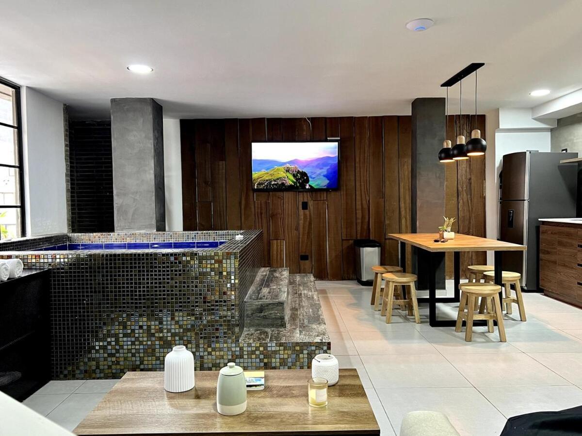 Nowa Arya Ph - Huge Hot Tub & Ac Steps From Lleras Park Apartment
