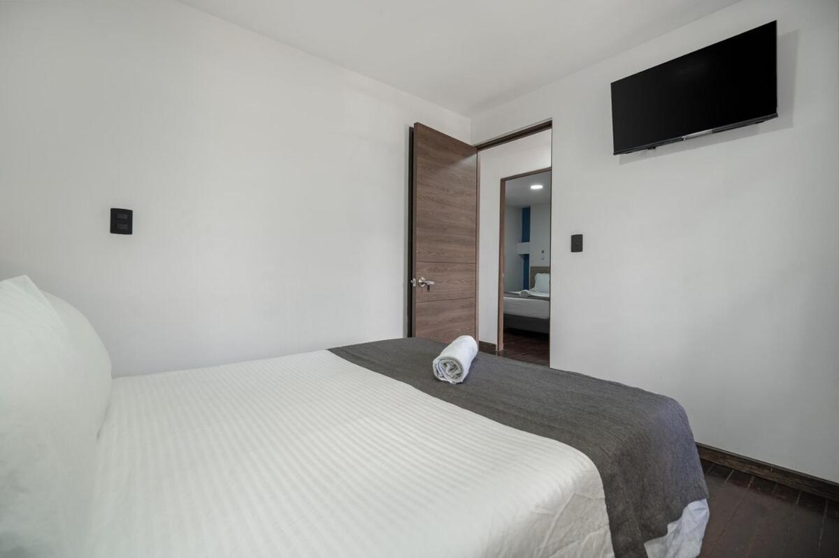 Nowa Arya Ph - Huge Hot Tub & Ac Steps From Lleras Park Apartment Medellin