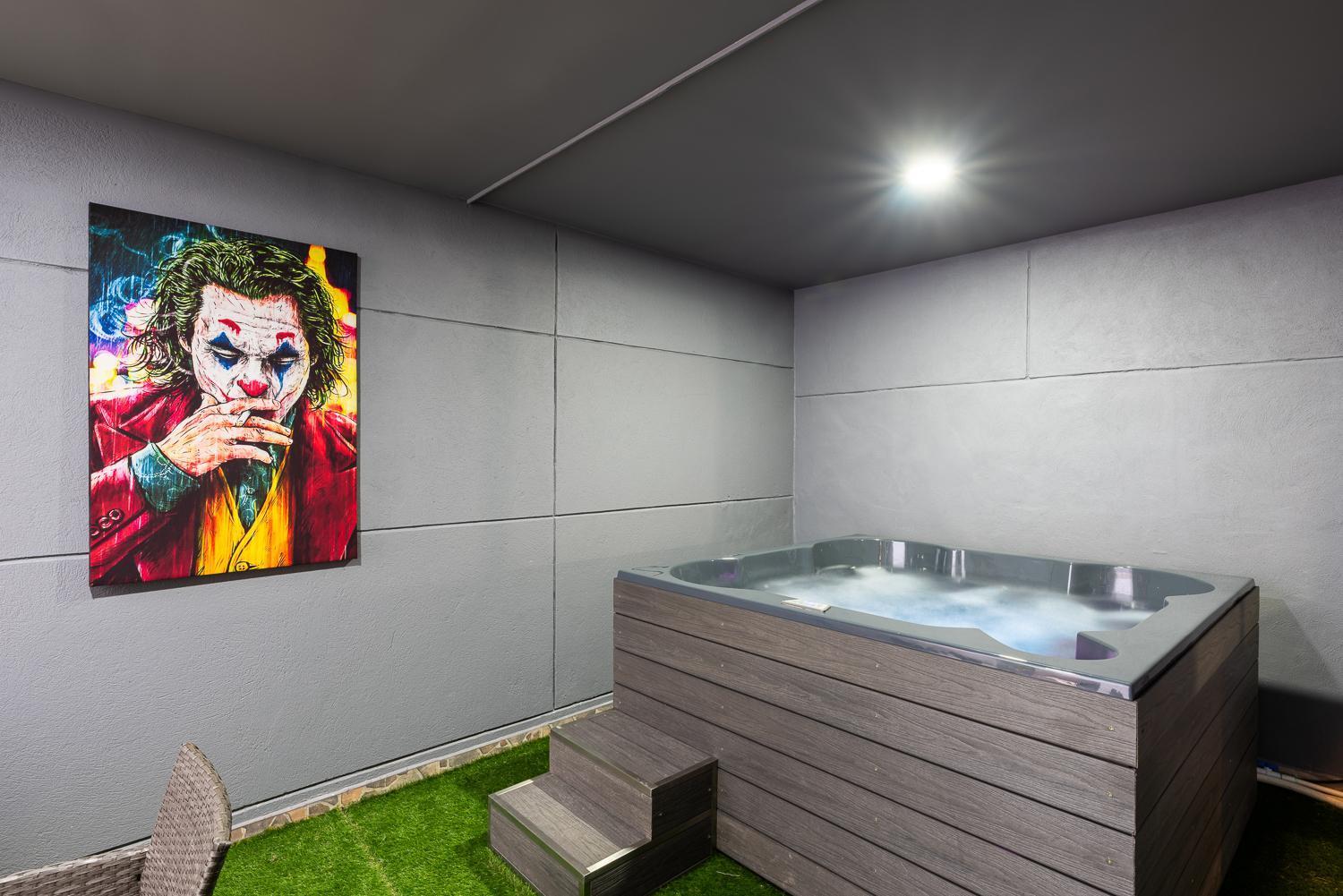 Provenza Infinity Steam Sauna Jacuzzi, Ac , Luxury Prime Location Apartment *