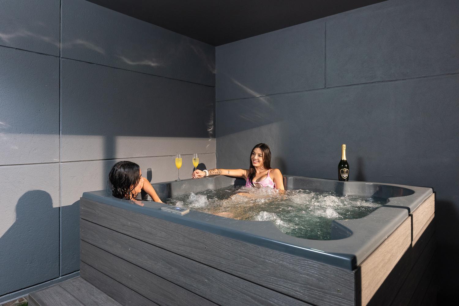 Provenza Infinity Steam Sauna Jacuzzi, Ac , Luxury Prime Location