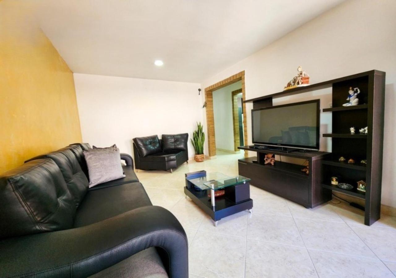 Casa Ideal Medellin, Amplia, Calida Y Estrategica Holiday home