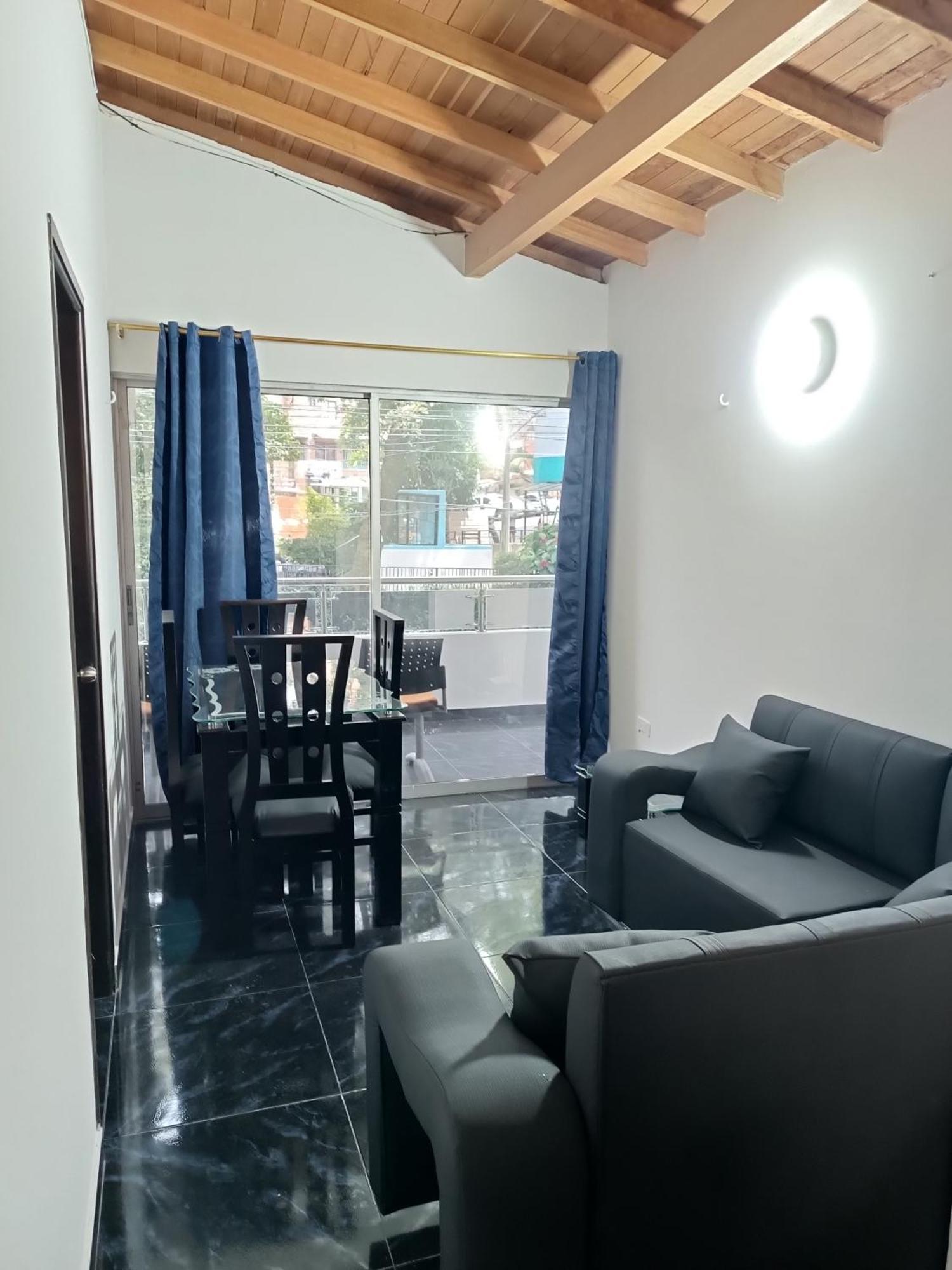 Confortable Apartamento-graffiti Tour Apartment *